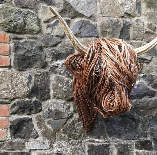 1 wall-mounted cow head sculpture