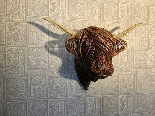 1 wall-mounted cow head sculpture