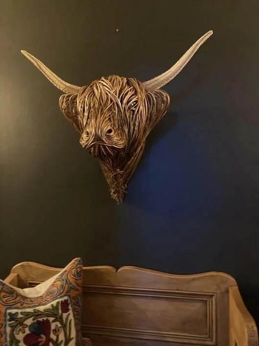 1 wall-mounted cow head sculpture